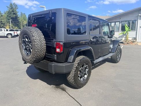 Used 2018 Jeep Wrangler Unlimited Sahara AWD/4WD image 3