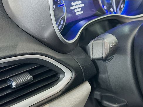 Used 2024 Chrysler Pacifica Touring-L image 17