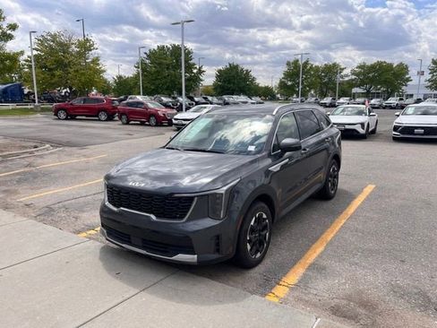 Used 2024 Kia Sorento S AWD/4WD image 3