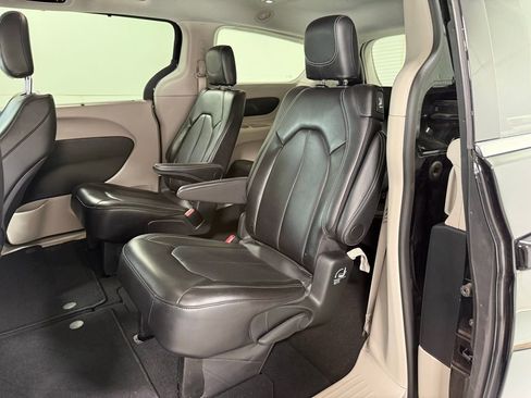 Used 2024 Chrysler Pacifica Touring-L FWD image 18