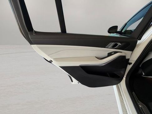 Used 2024 BMW X7 xDrive40i w/ M Sport Package image 29