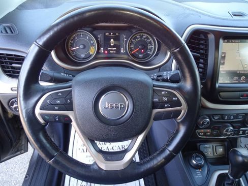 Used 2016 Jeep Cherokee 4WD Latitude w/ Comfort & Convenience Group image 18