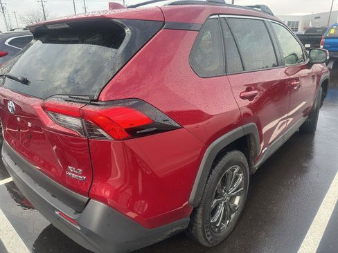Used 2022 Toyota RAV4 XLE Premium image 5