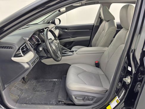 Used 2019 Toyota Camry XSE w/ Navigation Package image 16