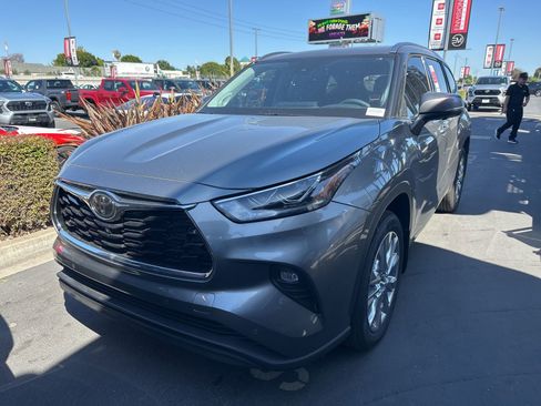 Used 2026 Toyota Highlander Limited AWD/4WD image 2