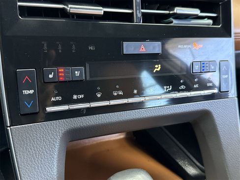 Used 2019 Toyota Avalon Limited image 31