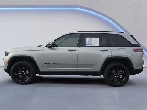 Used 2024 Jeep Grand Cherokee Altitude image 2