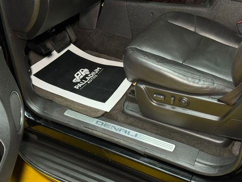 Used 2010 GMC Yukon XL Denali image 58