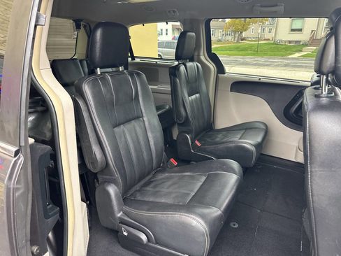Used 2016 Chrysler Town & Country Touring w/ Driver Convenience Group image 11