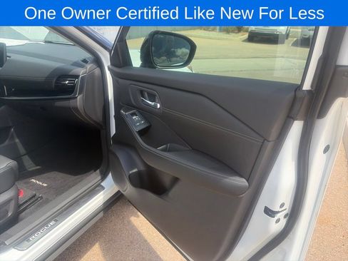 Used 2025 Nissan Rogue SL AWD/4WD image 17