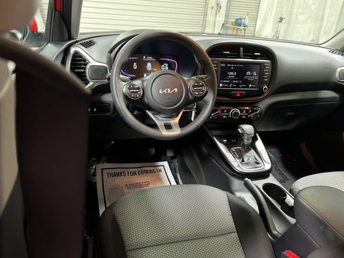 Used 2025 Kia Soul LX w/ LX Technology Package FWD image 17