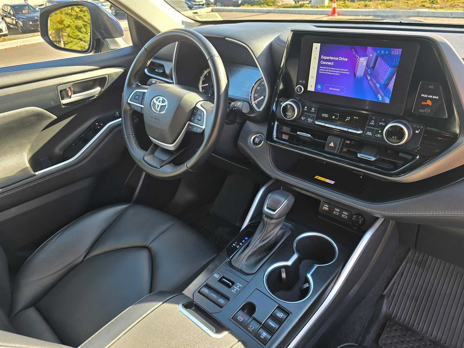 Used 2023 Toyota Highlander XLE AWD/4WD image 10