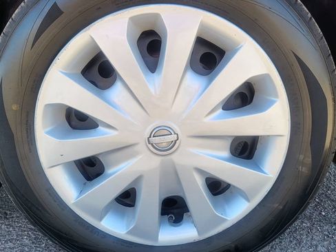 Used 2015 Nissan Versa SV FWD image 13