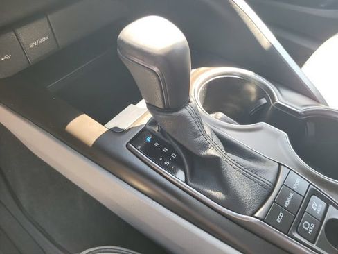 Used 2022 Toyota Camry SE FWD image 18