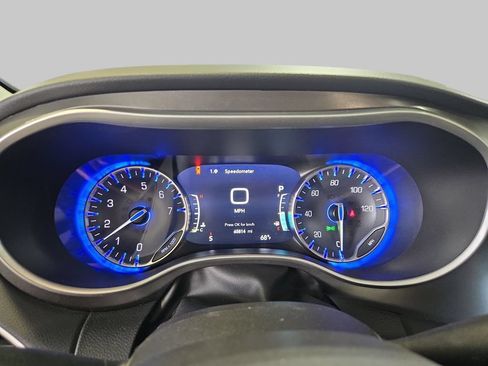 Used 2024 Chrysler Pacifica Touring-L FWD image 23