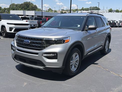 Used 2021 Ford Explorer XLT w/ Equipment Group 202A RWD image 6