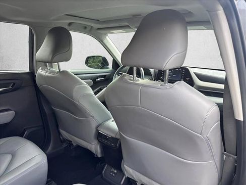 Used 2022 Toyota Highlander XLE AWD/4WD image 22