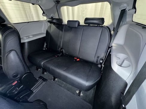 Used 2016 Toyota Sienna SE Premium image 32