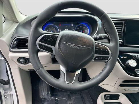 Used 2023 Chrysler Pacifica Touring-L FWD image 11