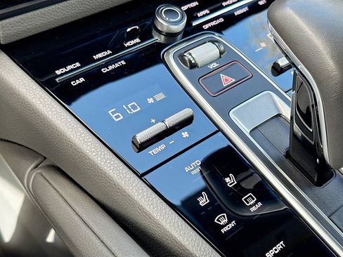 Used 2019 Porsche Cayenne Base image 17