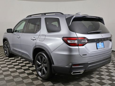 Used 2025 Honda Pilot Sport image 9