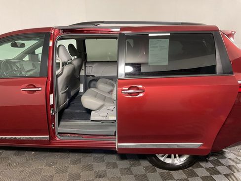 Used 2017 Toyota Sienna XLE w/ XLE Navigation Package image 32