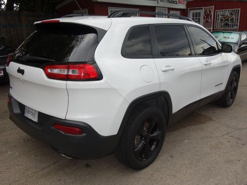 Used 2018 Jeep Cherokee Latitude w/ Altitude Package AWD/4WD image 6