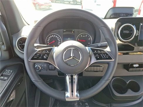Used 2025 Mercedes-Benz Sprinter 2500 image 18