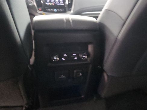 Used 2021 Chevrolet Traverse Premier FWD image 32