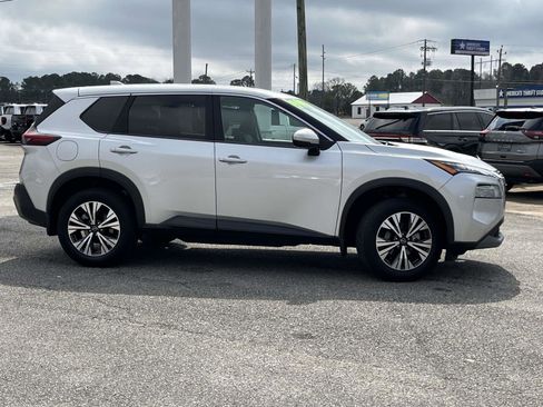 Used 2022 Nissan Rogue SV image 2