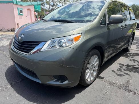 Used 2014 Toyota Sienna LE AWD/4WD image 11