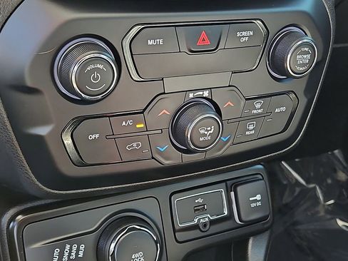 Used 2020 Jeep Renegade Limited w/ UConnect 8.4 Nav Group AWD/4WD image 21
