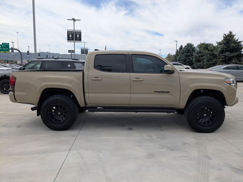Used 2019 Toyota Tacoma TRD Sport AWD/4WD image 6