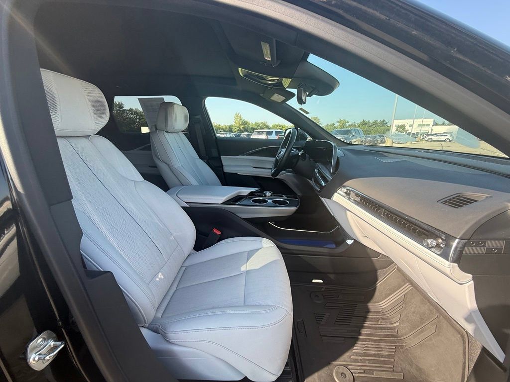 Certified 2024 Cadillac Lyriq Luxury AWD/4WD image 34