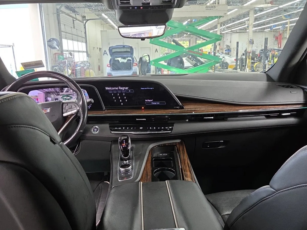 Used 2021 Cadillac Escalade Premium Luxury AWD/4WD image 6
