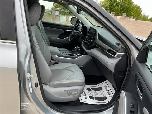 Used 2020 Toyota Highlander XLE AWD/4WD image 36