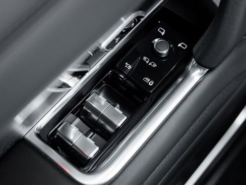 Used 2025 Land Rover Range Rover SE image 19