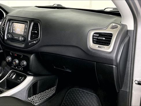 Used 2018 Jeep Compass Latitude w/ Cold Weather Group image 16