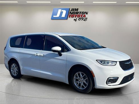 Used 2023 Chrysler Pacifica Touring-L image 3