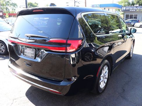 Used 2024 Chrysler Pacifica Touring-L FWD image 5