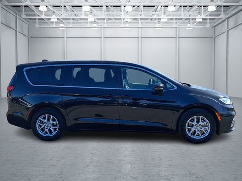 Used 2023 Chrysler Pacifica Touring-L image 6