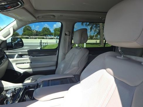 Used 2022 Jeep Wagoneer Series III w/ Premium Group I AWD/4WD image 10