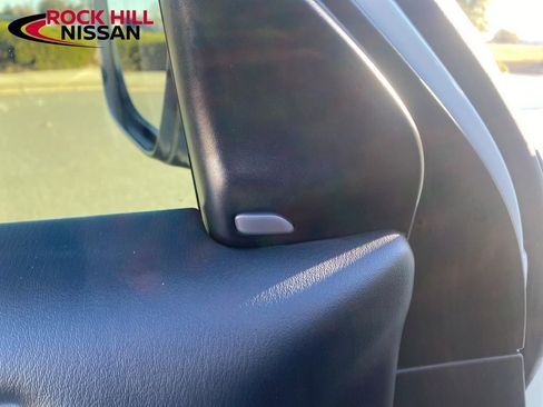 Used 2020 Nissan Pathfinder SV image 12