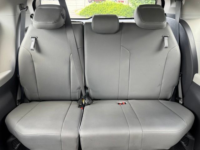 Used 2021 Toyota Sienna XLE FWD image 28