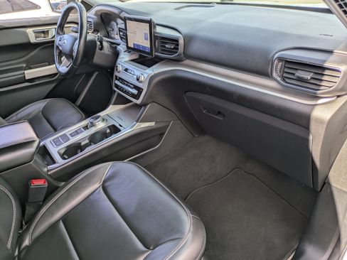 Used 2022 Ford Explorer XLT w/ Equipment Group 202A image 13