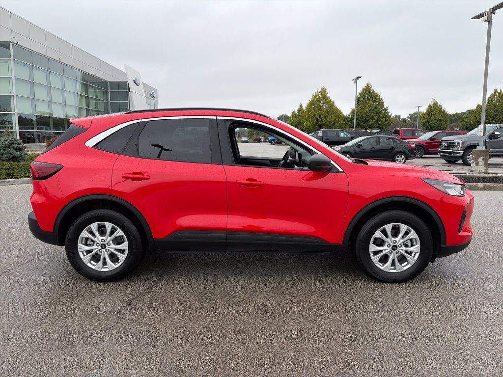 Used 2024 Ford Escape Active w/ Tech Pack #1 AWD/4WD image 9
