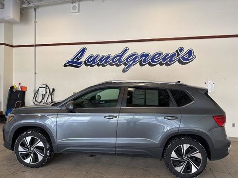 Used 2024 Volkswagen Taos SE image 2