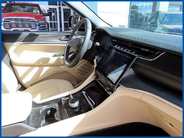 Used 2023 Jeep Grand Cherokee Limited AWD/4WD image 8