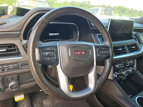 Used 2023 GMC Yukon SLT w/ SLT Premium Package AWD/4WD image 5