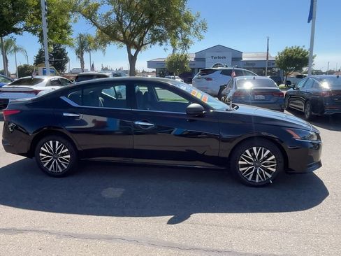 Used 2025 Nissan Altima 2.5 SV FWD image 8
